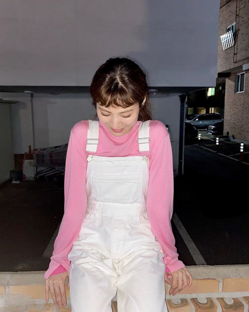 Nana, an actor from the group after school, boasted her innocent Beautiful looks.Nana posted a photo on her Instagram   page on June 20.The picture shows Nana in a pink T-shirt and white suspender pants, and she stares at the other side of the camera, her face small and fading, and she looks at her.Fans who encountered the photos responded such as It is so beautiful, Simkung and Beautiful.delay stock