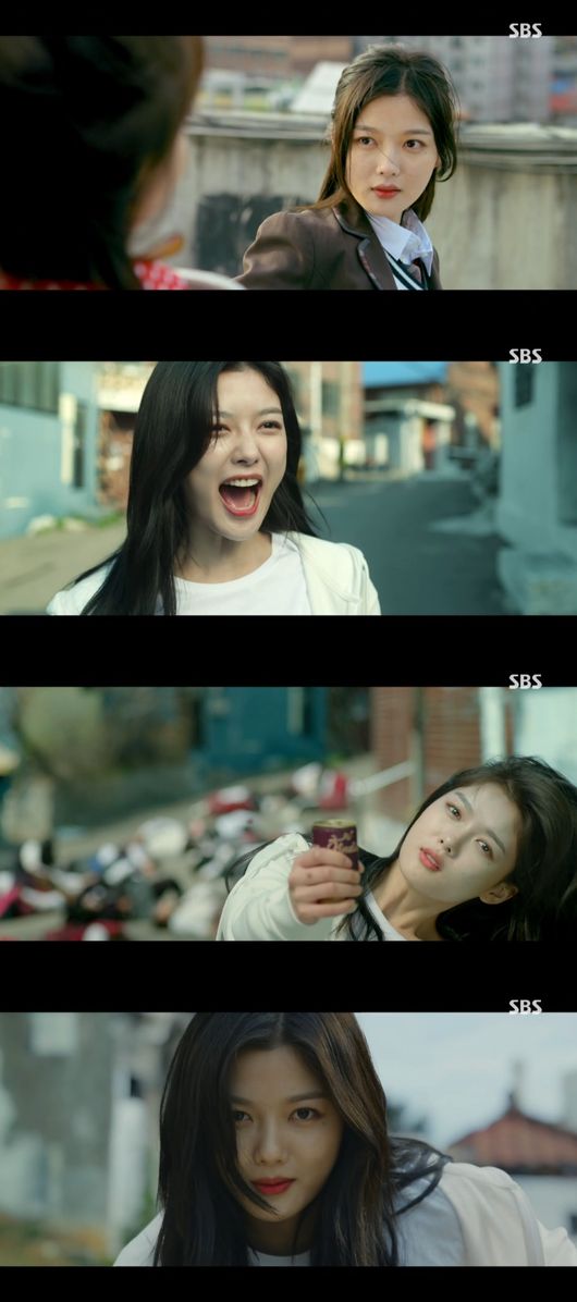 Ji Chang-wook, Student Manager, and Mystery Action Queen Kim Yoo-jung met.Convenience store morning star landed in the weekend room with unpredictable comics with the characters that have not been seen in the past.In SBSs new Golden Stone, Convenience Store Morning Star (playplayplay by Son Geun-joo, directed by Lee Myung-woo), which aired on the 19th, Choi Dae-heon, manager of Convenience store, and Kim Yoo-jung, who started working as an alba student, first met and reunited. It was drawn.Choi Dae-heon was a difference to the female friend (Jung Eun-ji), and Jeong Sae-sung showed off his action by saving the friends who were bullied by Iljin.The two of them met in front of the Convenience store.A high school student who had fallen out of cigarettes asked a woman friend if she could buy a cigarette when she saw Choi Dae-heon, who was angry with the doll.Choi Dae-heon seemed to listen to them, but it was Eundan who bought them.Choi Dae-heon advised, Try youth on more adult things at the time of this kind of thing. The star was attracted to Choi Dae-heon because it was the first person to say this.The star called Choi Dae-heon, who just went, and ran and kissed.Three years later, Choi Dae-heon and Jung Sae-byeol met again as Convenience store manager and alba student.Choi Dae-heon, who runs a Convenience store alternately with his family, has been working without sleeping for more than 36 hours because his father has fallen and his mother has been doing his main job.Choi Dae-heon tried to reject him, recalling the three years ago with the star, but he had no choice but to hire a star who was doing a good job while he was asleep.However, Choi Dae-heon did not doubt the star, especially when he was educated in the morning and went to the star, 500,000 won disappeared and the doubt exploded.Choi Dae-heon visited the house where the star was living, but he was arrested because it was an illegal prostitution place.As it turned out, the house of the star was next door, and Choi Dae-heon ran to hear that the star came to work part-time.The star was offended by Choi Dae-heon, who suspected him, and said, You are the same, Mr. Chair, and you do not judge me without listening to my story.After that, Jeong Sae-byeol asked his brother, Jung Eun-byeol (Solvin), You and I are more suspicious even if we do the same thing, so who will be sad if we are suspected.The star was in love with Choi Dae-heon, who thought he was looking good to see himself when Choi Dae-heon came dressed up.But Choi Dae-heon had a female friend Yoo Yeon-ju (Han Seon-hwa).If you look at me every day in the future, you will fall in love with me, and tell the woman Friend in advance, said Jeong.Choi Dae-heon laughed off the words of the star and went on a date with Yoo Yeon-ju.At this time, I heard from Friend Han Dal-sik (Eum Mun-seok) that Jung Sae-byeol was having a drinking party in front of the Friends and Convenience store.The first broadcast of Convenience store morning star was finished as drunken star and angry Choi Dae-heon faced each other.Ji Chang-wook, who has digested various characters for each work, has been wearing comic for a long time.It was perfectly melted into the Choi Dae-heon Character, which is not a national manager but a big, big face, and sometimes added charm to humorous, sometimes serious appearance.Kim Yoo-jung, who showed a passionate and lovely character in Once Clean Up Hot last year, returned to the room by a star who boasts a colorful action.It shows a brilliant action that overwhelms the Iljin by radiating intense charisma, and it naturally transforms into an attractive alba life with lovely eyes.In particular, Lee Myung-woo PDs new work, Convenience store Morning Star, which was expected with comic productions shown in the heat-blooded priesthood, presented laughter with comical situations and CGs that came from unexpected situations.Viewers were presented with happy laughter and healing in the landing of Convenience store morning star, which is light and rhythmic.SBSs new Golden Jackson, Convenience Store Morning Star, airs every Friday and Saturday night at 10 p.m.