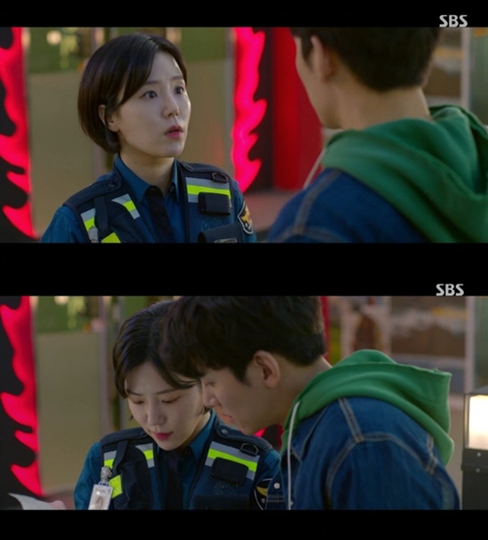 Convenience store morning star Yoonsul, Ji Chang-wook suppressing tough Police snow stamp bang Actor Yunseul naturally digested Police Acting.Yoon-seul appeared on SBS gilt drama Convenience store Morning Star, which was first broadcast on the 19th.Zheng He (Yoon Seul-bun) has played the Policewoman, who is responsible for the safety of the streets, including the Convenience store where Daehyun (Ji Chang-wook) and Kim Yoo-jung work.Its a character that solves events when they happen.In the first broadcast, the officetel, which was undercover, showed the aspect of elite police who misunderstood and suppressed Daehyun (Ji Chang-wook) as a prostitute.Later, the scene with Daehyun, who desperately prevents the fact that a morning star suspected of stealing money from Convenience store, also drew laughter.The small Zheng He is responsible for the safety of the streets with his furry character. He is expected to come out as a solver in the Convenience store morning star and capture new attractions.Yoon Seul has finished filming the web drama Garduri sushi restaurant which is currently airing, and has been active in any genre, including historical dramas and romance comedy, with stable voice and solid acting ability.In Convenience store morning star, it is expected to play a role as a female police officer.Convenience store morning star broadcasts every Friday and Saturday at 10 pm.Photo: Sol and People, SBS Broadcasting Screen