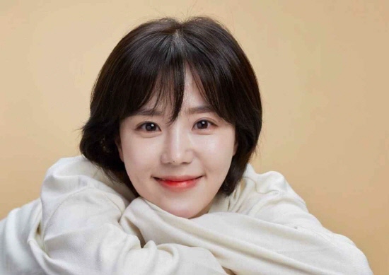 Convenience store morning star Yoonsul, Ji Chang-wook suppressing tough Police snow stamp bang Actor Yunseul naturally digested Police Acting.Yoon-seul appeared on SBS gilt drama Convenience store Morning Star, which was first broadcast on the 19th.Zheng He (Yoon Seul-bun) has played the Policewoman, who is responsible for the safety of the streets, including the Convenience store where Daehyun (Ji Chang-wook) and Kim Yoo-jung work.Its a character that solves events when they happen.In the first broadcast, the officetel, which was undercover, showed the aspect of elite police who misunderstood and suppressed Daehyun (Ji Chang-wook) as a prostitute.Later, the scene with Daehyun, who desperately prevents the fact that a morning star suspected of stealing money from Convenience store, also drew laughter.The small Zheng He is responsible for the safety of the streets with his furry character. He is expected to come out as a solver in the Convenience store morning star and capture new attractions.Yoon Seul has finished filming the web drama Garduri sushi restaurant which is currently airing, and has been active in any genre, including historical dramas and romance comedy, with stable voice and solid acting ability.In Convenience store morning star, it is expected to play a role as a female police officer.Convenience store morning star broadcasts every Friday and Saturday at 10 pm.Photo: Sol and People, SBS Broadcasting Screen