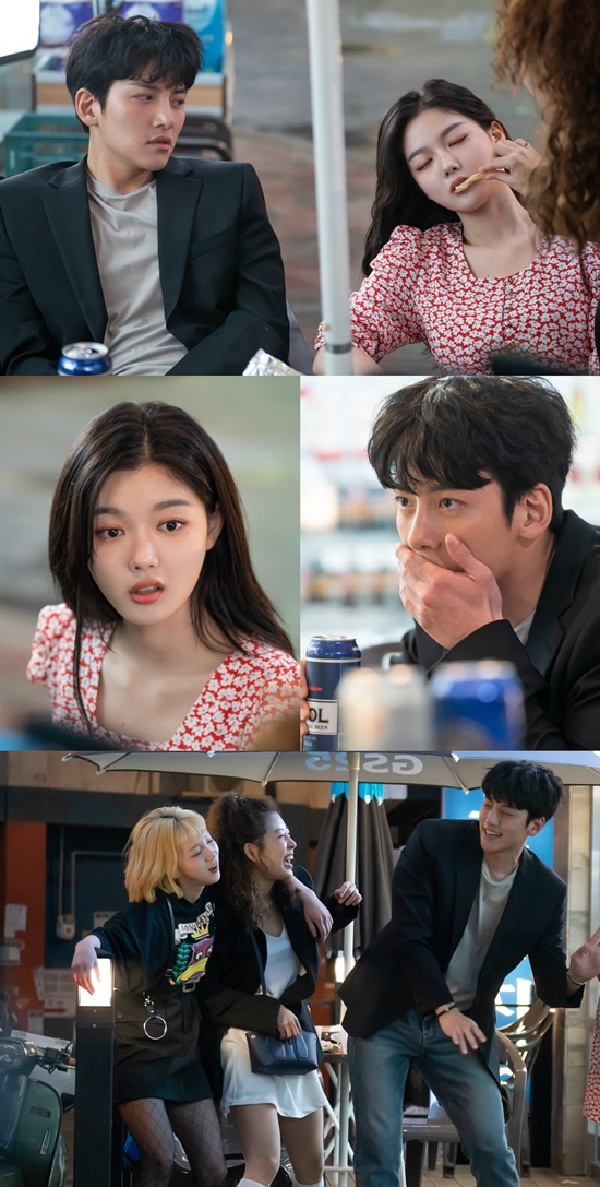 The Convenience store morning star Ji Chang-wook and Kim Yoo-jungs cute explosion liquor shooting will be held.The SBS drama Convenience store morning star, which was first broadcast on the 19th, is hot on the house theater.At the center, Ji Chang-wook and Kim Yoo-jung boasted fantasy Acting Chemie and caught the attention of viewers.Kim Yoo-jung, who supported the night alba in the Convenience store of Choi Dae-heon (Ji Chang-wook), and Choi Dae-heon, who tries to misunderstood the past of such a star, were drawn more excitingly with the shooting breathing of Ji Chang-wook and Kim Yoo-jung ...In the last one, Choi Dae-heon ran to hear that the star was making his Convenience store a mess.Jung Sae-sung, who had been drinking beer with his friends in the parasol in front of the Convenience store, welcomed Choi Dae-heon with a red-faced face as if he was already drunk, and their ending scene of the hall raised questions for the next development.In the second scene released on the 20th, Choi Dae-heon joins the drinking party of the star and stimulates curiosity.It makes us guess the exciting night of those who had been performing the injection parade, from the drunken Choi Dae-heon, who sat side by side in a chair, to the figure of Choi Dae-heon, who danced Ulaula with a hip shake.The next day, Choi Dae-heon is embarrassed by his own drinking habits that come up one by one.In addition, he said that he would recall the fact that he did not know about the star that he heard at the drink.Choi Dae-heon, who looks more closely at the star, is expected to unfold, amplifying the curiosity about what happened between them on the night of drunkenness.On this day, Ji Chang-wook and Kim Yoo-jung are the back door that made the scene into a laughing sea by performing a comic intoxication act that was destroyed.From rehearsals, realistic injections and various ad-libs were poured out, and the scene was completed with a thumping breath.Expectations are added to the hot performances and chemistry of Ji Chang-wook and Kim Yoo-jung, who will become cute couples.Meanwhile, the second episode of Convenience Store Morning Star will be broadcast today (20th) at 10 pm.Photo = SBS