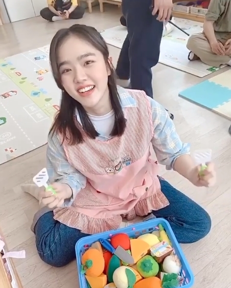 Kim Hyang Gi has delivered a lovely recent situation.Kim Hyang Gi expelled a video on his Instagram on the 20th with an article entitled Ah Young is Ah Young.In the public footage, Kim Hyang Gi smiles with a vegetable model while wearing an apron at a daycare center, and Kim Hyang Gis lovely visual catches the eye.On the other hand, Kim Hyang Gi appeared in Paul Kims new song My Spring Reason music video.Photo: Kim Hyang Gi Instagram