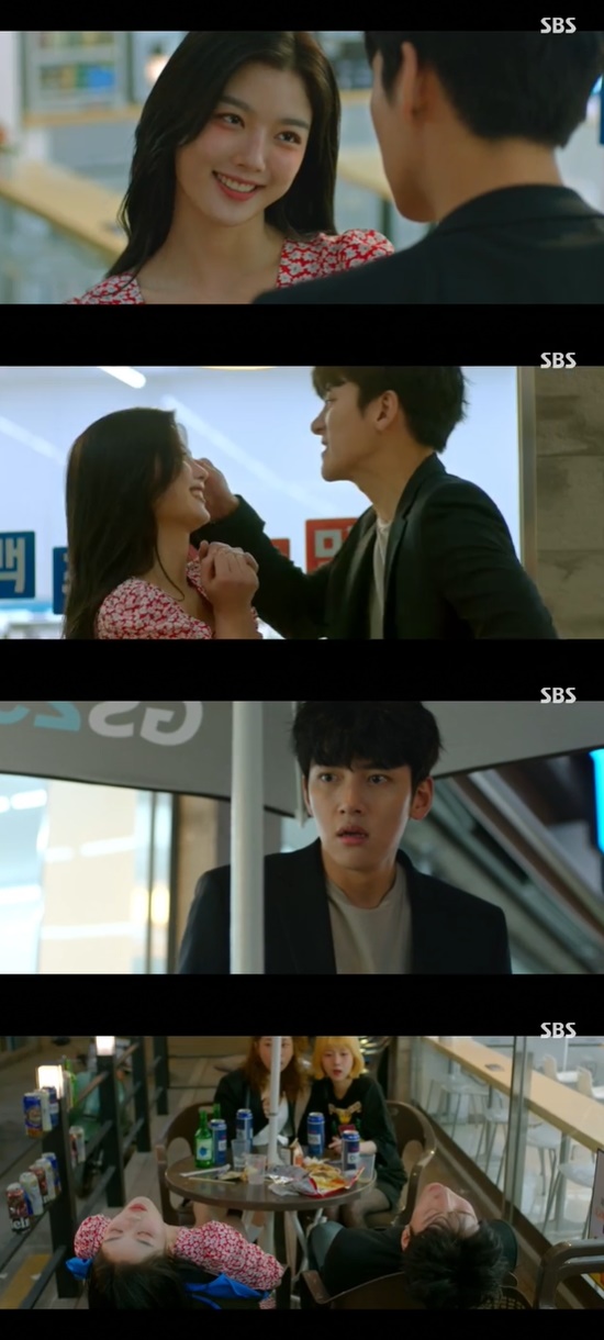 Convenience store morning star Kim Yoo-jung confessed to Ji Chang-wook who was asleep.In the second episode of SBSs new gilt drama Convenience store morning star broadcasted on the 20th, drunken Choi Dae-heon (Ji Chang-wook), and Kim Yoo-jung were portrayed.On this day, Choi Dae-heon came to the Convenience store after receiving a phone call saying that the star was drinking at the Convenience store with his friends.Choi Dae-heon said, These are just... ...youre gonna put a straw in my Convenience store? Ill finish it. Parasites.The star, who saw Choi Dae-heon, fell asleep after saying, Why did you come so quickly? Did you leave your girlfriend because you wanted to see me?You said you suspected a good-looking star, but its not a manager, its a manager, Cha Eun-jo (Yoon Soo) told Choi Dae-heon.The pair provoked Choi Dae-heon to not drink, while Choi Dae-heon fell asleep after drinking.Soon, the star woke up, and the golden rain and the tea Eunjo said, We all picked up, so you do the repairs. I told you why you penetrated the Convenience store.Thats right, I volunteered to see Alba every day, the star said to Choi Dae-heon, who was asleep.Photo = SBS Broadcasting Screen