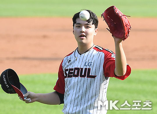 Doosan Bears and LG Twins were held at the Jamsil-dong-dong Stadium in Seoul on the 21st.Lee Min-ho, who started LG in the second inning with two outs in the first inning, is showing regret for the ball decision as he faces Doosan Fernandez.
