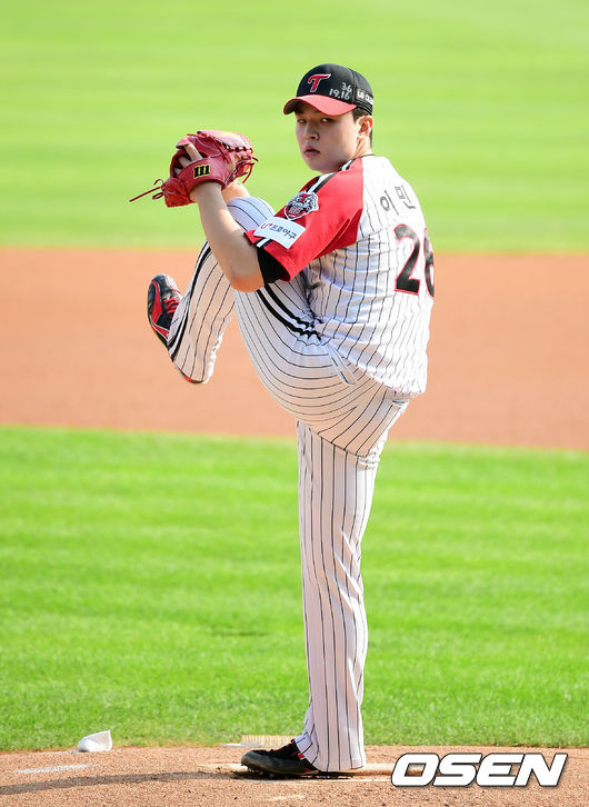 On the afternoon of the 21st, the 2020 Shinhan Bank SOL KBO League LG Twins and Doosan Bears played at Seoul Jamsil Baseball Stadium.LG Lee Min-ho is struggling in the first inning.