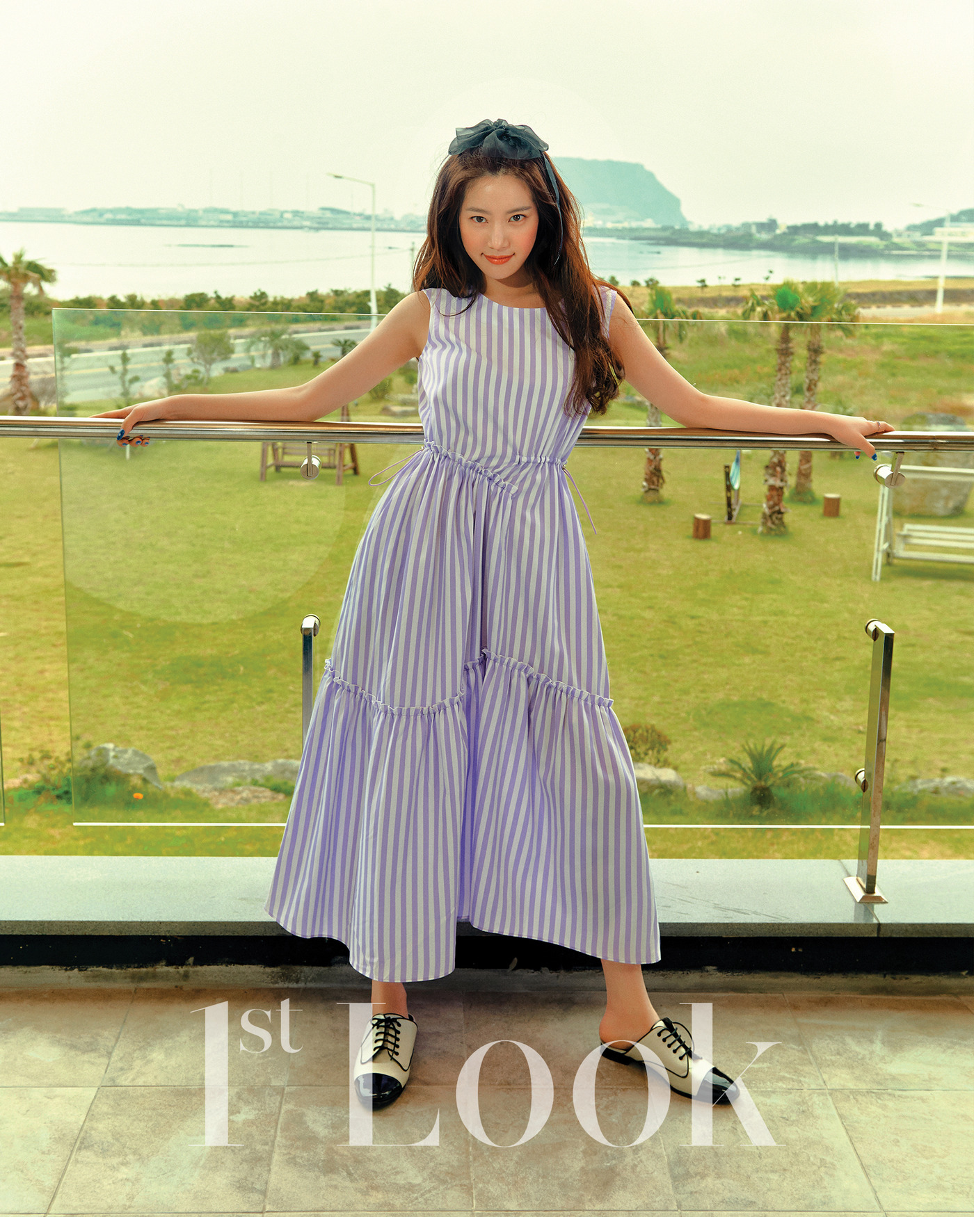 Lee Yu-bi, swimming pool Monokini beach goddess look is fresh .. Human Vitamin First Impressions released on TuesdayLee Yu-bi in the picture showed a colorful vacation look with canvases of the sky and sea of Jeju.The refreshing blue-toned dress matches the hair accessories of the ribbon detail and loves it. The Monokini style, which was introduced at the swimming pool, gives points with sunglasses of the same color as the orange-colored robe cardigan, revealing the human Vitamin aspect and completely digesting the summer vacation look.Lee Yu-bis fresh smile, which seemed to swallow the sun, made me forget the heat of Jeju, the filming locationThis picture shows First ImpressionsIt can be found in 198.