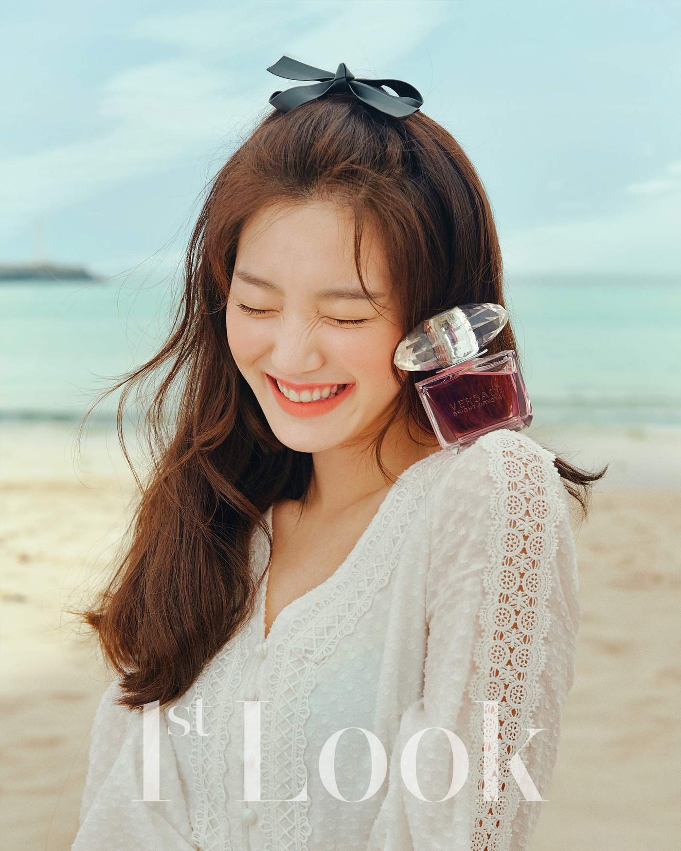 Lee Yu-bi, swimming pool Monokini beach goddess look is fresh .. Human Vitamin First Impressions released on TuesdayLee Yu-bi in the picture showed a colorful vacation look with canvases of the sky and sea of Jeju.The refreshing blue-toned dress matches the hair accessories of the ribbon detail and loves it. The Monokini style, which was introduced at the swimming pool, gives points with sunglasses of the same color as the orange-colored robe cardigan, revealing the human Vitamin aspect and completely digesting the summer vacation look.Lee Yu-bis fresh smile, which seemed to swallow the sun, made me forget the heat of Jeju, the filming locationThis picture shows First ImpressionsIt can be found in 198.