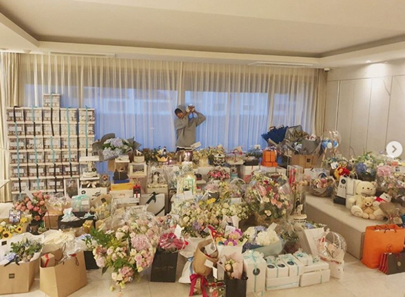 Actor Lee Min-ho thanked the fans for celebrating their birthday.Lee Min-ho posted a picture on his Instagram on the 22nd with an article entitled Thank you to all those who made Haru special today.22 is Lee Min-hos birthday.Lee Min-ho in the public photo is leaving a certification shot with Gift received from fans.The huge amount of birthday Gift sent by fans to fill the vast living room is amazing.Meanwhile, Lee Min-ho played the role of Emperor Lee Gon in the recent SBS drama The King - Eternal Monarch.
