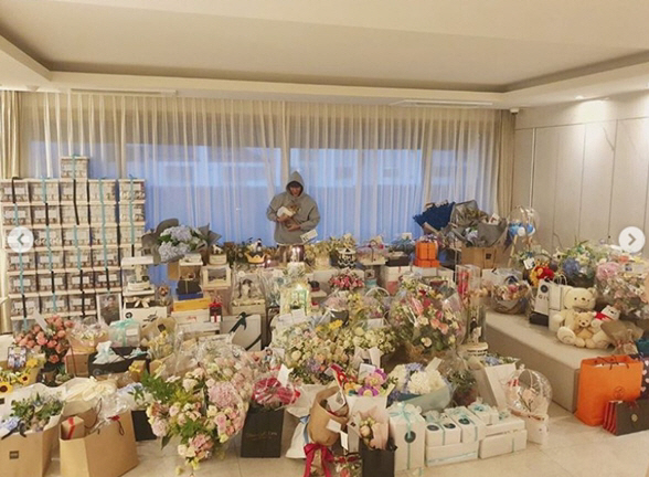 Actor Lee Min-ho thanked the fans for celebrating their birthday.Lee Min-ho posted a picture on his Instagram on the 22nd with an article entitled Thank you to all those who made Haru special today.22 is Lee Min-hos birthday.Lee Min-ho in the public photo is leaving a certification shot with Gift received from fans.The huge amount of birthday Gift sent by fans to fill the vast living room is amazing.Meanwhile, Lee Min-ho played the role of Emperor Lee Gon in the recent SBS drama The King - Eternal Monarch.
