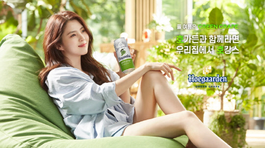 The popular actor Han So Hee was selected by Hoegaarden Brewery as a new advertising campaign model for the summer new product Hoegaarden Brewery Greene Grape.Hoegaarden Brewery revealed that the refreshing yet lovely Actor Han So Hee is a Muse that matches the Hoegaarden Brewery Greene Grape, which adds a refreshing blue grape flavor.Han So Hees daily leisure is well suited to the message the brand wants to convey to consumers, he added.Actor Han So Hee has been playing an impressive role in the JTBC Golden Dragon The World of Couples, which ended on the 16th of last month, and is emerging as a popular actor with the love of the public.This ad, Hoegaarden Brewery, starring Han So Hee, expresses the sophisticated way Han So Hee enjoys the Hoegaarden Brewery Greene Grape at home.Even in the current situation where it is difficult to travel far, I have a message that I can enjoy my own hocance which does not envy any resort or vacation with Hoegaarden Brewery Greene Grape.Greene Grape, inspired by the relaxed life of the Cheongpodo field, features the fresh sweetness of Cheongpo Island in the fresh wheat beer flavor of Hoegaarden Brewery.Han So Hee is showing a relaxed life in his lifestyle, and it is a Muse that is perfect for Hoegaarden Brewery, a brand that pursues my own happiness that is small but certain, said Hoegaarden Brewery, a brand official at the Hoegaarden Brewery. This new product, Hoegaarden Brewery Greene Grape, I expect it to make it more fresh. Actor Han So Hee said: Im very happy to be a model for the newly released Hoegaarden Brewery Greene Grape.I hope that many people will enjoy the leisure time and overcome the heat with the fresh and fresh smell of Hoegaarden Brewery Greene Grape this summer. 