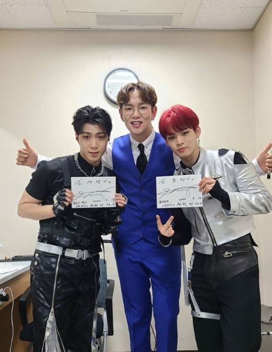 Hit the jackpot! Let me go.Jang Sung-kyu, a broadcaster, took a Celebratory photo with the group ONFhas released the book.Jang Sung-kyu posted two photos on his SNS on the 22nd with an article entitled The first idol to be signed by me.Jang Sung-kyu in the public photo is with ONF Wyatt and Hyojin in Mnet Lorde to Kingdom waiting room.The two ONF members are holding up the sign they received from Jang Sung-kyu, with three smiling warm visuals catching their eye towards the camera.The group ONF (Hyojin, Wyatt, Jayers, MK, Etion and Yoo), which proved its ability and charm through Mnet Lorde to Kingdom journey, took the final second place in the live final contest held on the 18th.Jang Sung-kyu gave a loving support to ONF, Hyojin, Wiot, Hit the jackpot! Naza hashtag.On the other hand, Jang Sung-kyu is active in many entertainment programs such as MBC Broken is lost and Mnet Voice Korea 2020.The audience will also meet through KBS2 entertainment Idol on the Quiz (Gase), which will be broadcast first on July 13th.