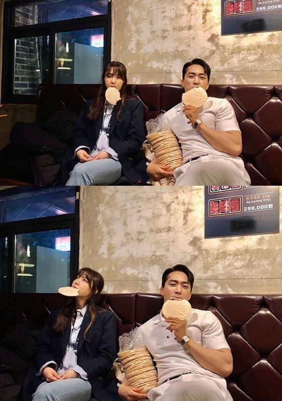 Actor Song Seung-heon has released a two-shot with Seo Ji-hye.Song Seung-heon posted a picture on his SNS with an umbrella emoticon on the 22nd.The photo released is MBC drama I want to eat with you still cut.In the unexpected rain, Kim Hae-kyung (Song Seung-heon) is shown taking off his jacket to Woo Ji-hee.The excitement of two people who emit beautiful visual chemistry like a screen in the movie catches the eye.On the previous day (21st), a comfortable two-shot of Song Seung-heon and Seo Ji-hye, who eat poppies together, was also released.The netizens who responded to the post responded such as I like this melodrama look so good, It is cool and Today is the shooter.On the other hand, MBC I want to eat dinner, which is starring Song Seung-heon - Seo Ji-hye, is broadcast every Monday and Tuesday at 9:30 pm.