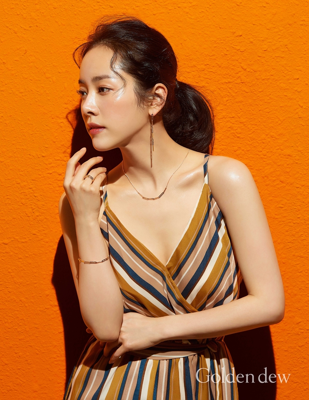 Actor Han Ji-min has emanated a variety of charms from fashion pictures.Recently, jewelry brand Goldendew released a new product picture of Muse Han Ji-min.Han Ji-min in the picture Matched the jewelery of Golden Dew with the cooler attire and perfected the Summer jewelery look.Han Ji-min, who wore a deep-pinned V-neck dress, showed her shoulders and neckline in a ponytail hairstyle, adding sophistication by Matching thin chain-decorated jewelery.In another cut, she Matched a thin V-neck neat with a jewelery with a bold motif, a monotonous neat look that quickly transformed into a luxurious look.The new products of Golden Dew worn by Han Ji-min can be found at Golden Dew Cheongdam Headquarters, Seoul Arts Center, and department store stores nationwide.