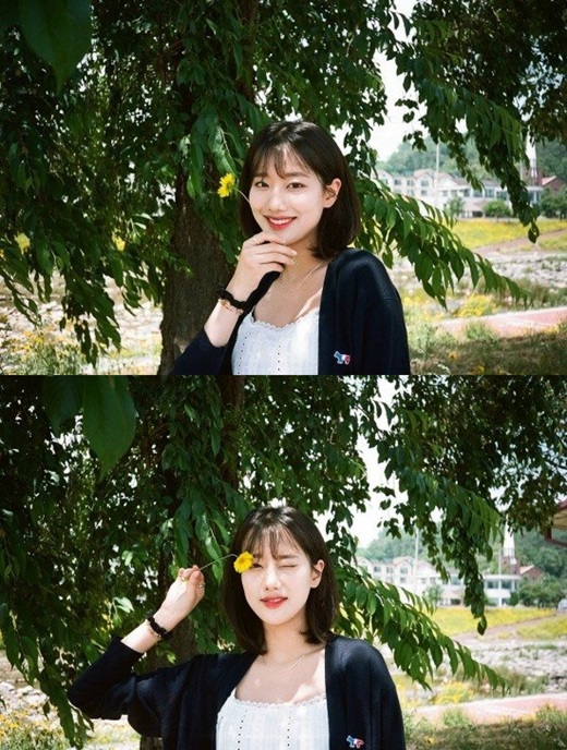 Girl group April Na-eun has revealed the latest.Na-eun posted a picture of his daily life outdoors on his SNS on the 21st.In the open photo, Na-eun smiles with flowers in her head against a green tree, with fresh Short hair styling attractive.On the other hand, Na-eun is appearing on SBS Matsunam Square.