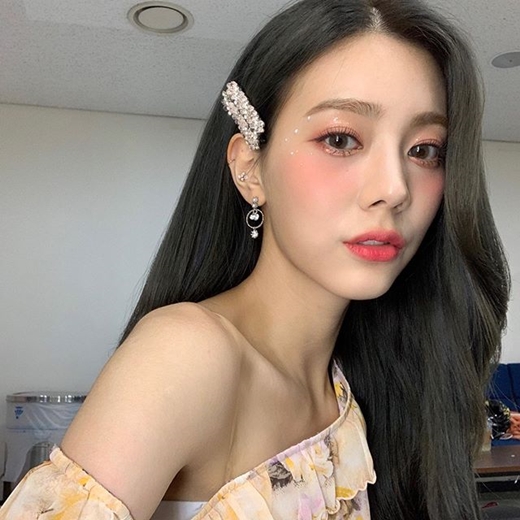 Girl group DIA member Kwon Chae-won has recently told fans about their doll-like beautiful looks.DIA Kwon Chae-won posted a photo on Instagram on Monday, writing, Ill get you two done. #Ill wrap it up. It appears that it was taken in the music broadcasting waiting room with a selfie photo.DIA Kwon Chae-won, who gave points to beautiful looks with colorful earrings, steals the eye, despite being a so-called super close selfie.Fans responded by saying, There is no real princess.DIA has recently come back under the name of DIA unit and is working as a new song Ill wrap it up.