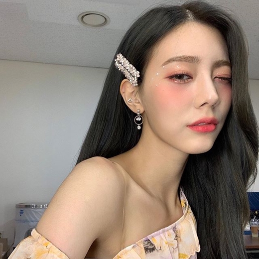 Girl group DIA member Kwon Chae-won has recently told fans about their doll-like beautiful looks.DIA Kwon Chae-won posted a photo on Instagram on Monday, writing, Ill get you two done. #Ill wrap it up. It appears that it was taken in the music broadcasting waiting room with a selfie photo.DIA Kwon Chae-won, who gave points to beautiful looks with colorful earrings, steals the eye, despite being a so-called super close selfie.Fans responded by saying, There is no real princess.DIA has recently come back under the name of DIA unit and is working as a new song Ill wrap it up.