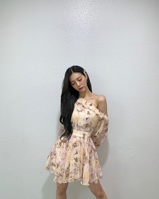 Girl group DIA member Kwon Chae-won has recently told fans about their doll-like beautiful looks.DIA Kwon Chae-won posted a photo on Instagram on Monday, writing, Ill get you two done. #Ill wrap it up. It appears that it was taken in the music broadcasting waiting room with a selfie photo.DIA Kwon Chae-won, who gave points to beautiful looks with colorful earrings, steals the eye, despite being a so-called super close selfie.Fans responded by saying, There is no real princess.DIA has recently come back under the name of DIA unit and is working as a new song Ill wrap it up.