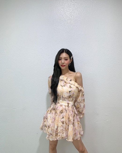 Girl group DIA member Kwon Chae-won has recently told fans about their doll-like beautiful looks.DIA Kwon Chae-won posted a photo on Instagram on Monday, writing, Ill get you two done. #Ill wrap it up. It appears that it was taken in the music broadcasting waiting room with a selfie photo.DIA Kwon Chae-won, who gave points to beautiful looks with colorful earrings, steals the eye, despite being a so-called super close selfie.Fans responded by saying, There is no real princess.DIA has recently come back under the name of DIA unit and is working as a new song Ill wrap it up.