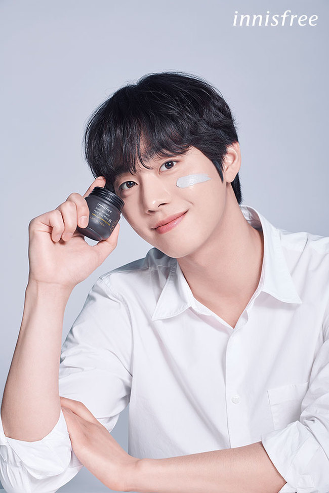 Ahn Hyo-seop has become a cosmetic model.Innisfree selected Actor Ahn Hyo-seop as its brand model and released a teaser for the advertisement of Super Volcanic Porcine Moor Mask 2X on June 22.Actor Ahn Hyo-seop is a popular actor who won the Baeksang Arts Award for New Artist by showing impressive acting in Seo Woo-jin in the end SBS drama Romantic Doctor Kim Sabu 2 this year.In the public image, Ahn Hyo-seop was wearing a white shirt and boasted a clean skin with no pores.Starting with this campaign, Ahn Hyo-seop will act as an innisfree advertising model both domestically and abroad.bak-beauty