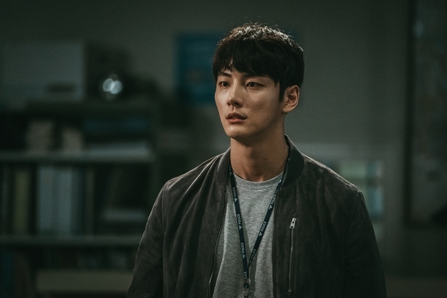 Actors Yoon Shi-yoon and Kyung Soo-jin were staring at each other with their eyes.The new OCN original Trane (playplayed by Park Ga-yeon/directed by Ryu Seung-jin and Lee Seung-hoon), scheduled to air on July 11, is a Detectives World Mystery drama that intervenes in serial killings to protect precious people in two Worlds, which were divided by the choice of moments, the night of the murder.In Trane, Yoon Shi-yoon plays Seo Do-won, the head of the 3rd team of the Mugyeong Police Station, and Kyung Soo-jin plays the prosecutor and the detective Han Seo-kyung in each World.Yoon Shi-yoon and Kyung Soo-jin are actors who bring out admiration with high immersion and concentration, said Trane, and I would like to ask you to pay attention to Seo Do-won and Han Seo-kyung characters in Trane, what about the World Mystery that the two will make in the future.hwang hye-jin