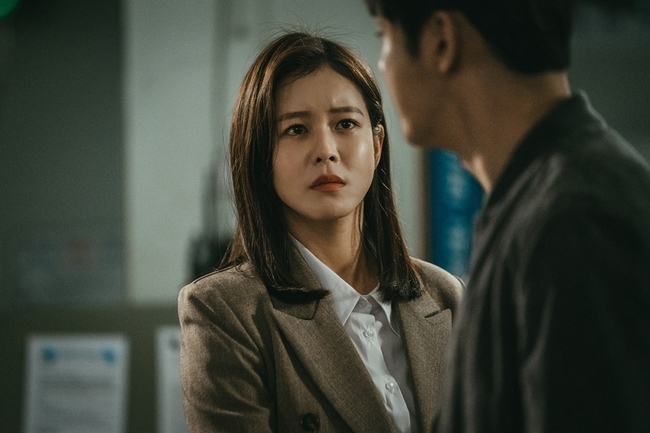 Actors Yoon Shi-yoon and Kyung Soo-jin were staring at each other with their eyes.The new OCN original Trane (playplayed by Park Ga-yeon/directed by Ryu Seung-jin and Lee Seung-hoon), scheduled to air on July 11, is a Detectives World Mystery drama that intervenes in serial killings to protect precious people in two Worlds, which were divided by the choice of moments, the night of the murder.In Trane, Yoon Shi-yoon plays Seo Do-won, the head of the 3rd team of the Mugyeong Police Station, and Kyung Soo-jin plays the prosecutor and the detective Han Seo-kyung in each World.Yoon Shi-yoon and Kyung Soo-jin are actors who bring out admiration with high immersion and concentration, said Trane, and I would like to ask you to pay attention to Seo Do-won and Han Seo-kyung characters in Trane, what about the World Mystery that the two will make in the future.hwang hye-jin
