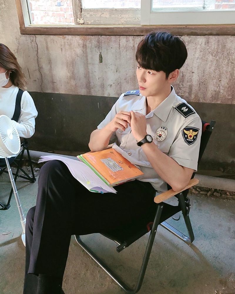 Actor Yoon Shi-yoons Trane shooting scene was released.On June 21, Yoon Sik Yoons agency Moa Entertainments official SNS posted a photo of Yoon Sik Yoons OCN new drama Trane shooting scene.Head to toe, toe. And uniform? Simkung-ju. Uniform is love. Uniform is a man who fits well.Park Su-in