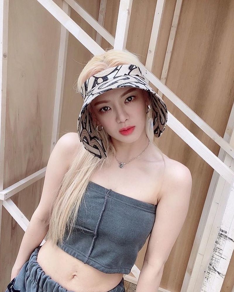 Hyoyeon showed off her right shoulder and beauty.Group Girls Generation member Hyo Yeon posted two photos on his instagram on June 22nd.In the photo, Hyoyeon poses in a tank top, which thrilled fans with a prettier visual and a sloppy figure.han jung-won