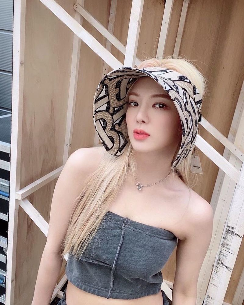 Hyoyeon showed off her right shoulder and beauty.Group Girls Generation member Hyo Yeon posted two photos on his instagram on June 22nd.In the photo, Hyoyeon poses in a tank top, which thrilled fans with a prettier visual and a sloppy figure.han jung-won