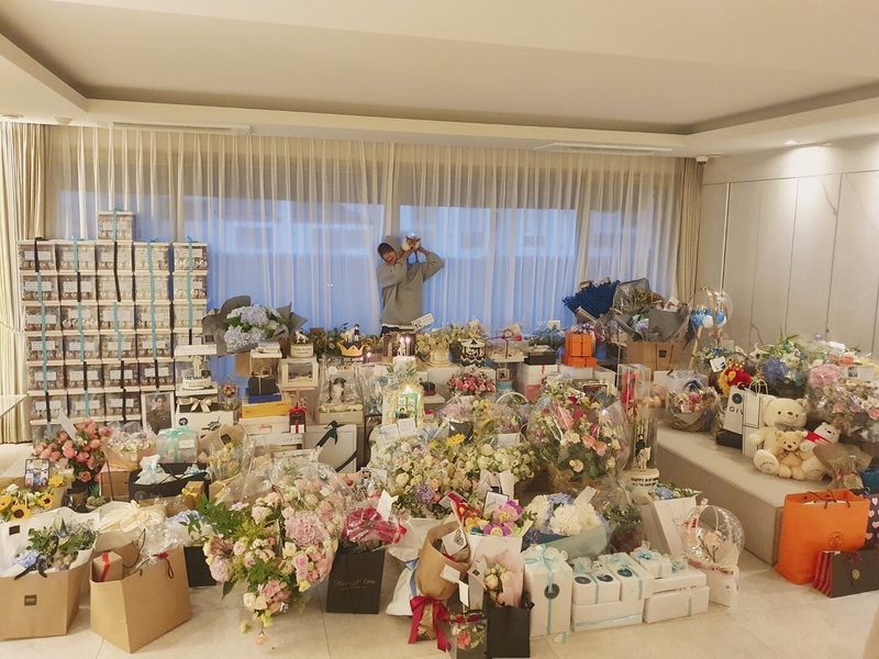 Actor Lee Min-ho with top Korean actor of Majesty proved.Lee Min-ho is 6 22 afternoon through SNS nothing special todays the day to thank all those who are calledwriting with pictures to the public.The revealed picture, Lee Min-ho is a room filled with a colossal amount of The Gift as you look at the patient expression on it. Lee Min-ho has this day a birthday was.Lee Min-ho is the 12th species for the SBS gold restaurant drama The King : eternal monarch(a play Kim Sook/rendering whites a lesson, the stop expression)in the Emperor the dragon, taking the role of Mother, unfolded.Lee Min-ho recently, the Hallyu actor in most SNS followers to hold the global top actors as they are loved. As Facebook and Instagram, Twitter followers, each of 1,730 million and 1,660 million and 300 million to achieve, and it is 2,850 million won(6 of 16 standards). This is a South Korea actor across 1 that corresponds to the record.In addition to Lee Min-ho in the last 2 monthly Culture, Sports and tourism and the Korea International Cultural Exchange Agency in the public overseas current status of companiesin 2018~2019, 2 consecutive years the most preferred Korean actor # 1s, including the Korean leading Korean representative actor of the ball and still was.