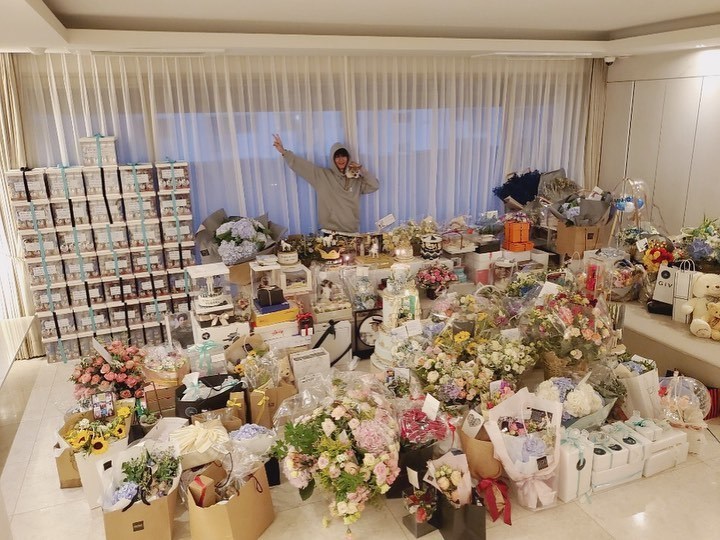 Actor Lee Min-ho with top Korean actor of Majesty proved.Lee Min-ho is 6 22 afternoon through SNS nothing special todays the day to thank all those who are calledwriting with pictures to the public.The revealed picture, Lee Min-ho is a room filled with a colossal amount of The Gift as you look at the patient expression on it. Lee Min-ho has this day a birthday was.Lee Min-ho is the 12th species for the SBS gold restaurant drama The King : eternal monarch(a play Kim Sook/rendering whites a lesson, the stop expression)in the Emperor the dragon, taking the role of Mother, unfolded.Lee Min-ho recently, the Hallyu actor in most SNS followers to hold the global top actors as they are loved. As Facebook and Instagram, Twitter followers, each of 1,730 million and 1,660 million and 300 million to achieve, and it is 2,850 million won(6 of 16 standards). This is a South Korea actor across 1 that corresponds to the record.In addition to Lee Min-ho in the last 2 monthly Culture, Sports and tourism and the Korea International Cultural Exchange Agency in the public overseas current status of companiesin 2018~2019, 2 consecutive years the most preferred Korean actor # 1s, including the Korean leading Korean representative actor of the ball and still was.