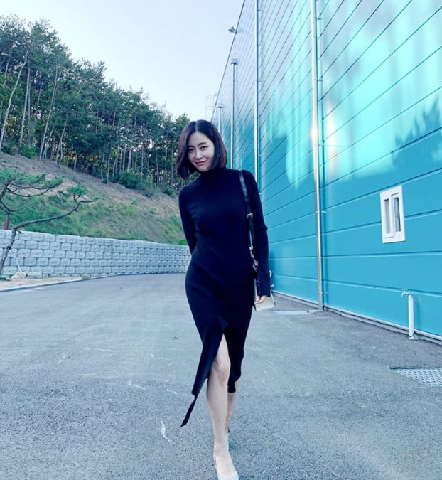 Actor Song Yoon-ahhhh has revealed her beautiful current situation.Song Yoon-ahhh posted two photos on the SNS on the afternoon of June 22 with the article Have a delicious dinner, Elegant Friends Nam Jeong-hae.In the photo, Song Yoon-ahhh is wearing a black dress and shows off his slender figure.Actor Kim Hye-eun posted a comment saying, Your ratio is really too selfish!! Singer and Actor Uhm Jung-hwa also commented, Beautiful!Actor Kim Hye-soo also showed affection for Song Yoon-ahhh with heart emoticons.Song Yoon-ahhhh will appear as Nam Jeong-hae in JTBCs new gilt drama Elegant Friends (playplayplayed by Park Hyo-yeon, Kim Kyung-sun/directed by Song Hyun-wook, Park So-yeon), which will be broadcast first on July 10.