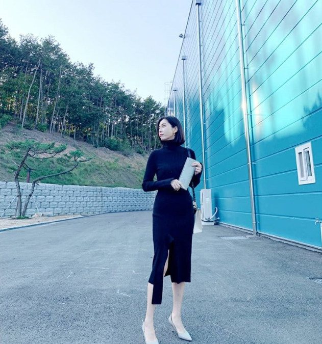 Actor Song Yoon-ahhhh has revealed her beautiful current situation.Song Yoon-ahhh posted two photos on the SNS on the afternoon of June 22 with the article Have a delicious dinner, Elegant Friends Nam Jeong-hae.In the photo, Song Yoon-ahhh is wearing a black dress and shows off his slender figure.Actor Kim Hye-eun posted a comment saying, Your ratio is really too selfish!! Singer and Actor Uhm Jung-hwa also commented, Beautiful!Actor Kim Hye-soo also showed affection for Song Yoon-ahhh with heart emoticons.Song Yoon-ahhhh will appear as Nam Jeong-hae in JTBCs new gilt drama Elegant Friends (playplayplayed by Park Hyo-yeon, Kim Kyung-sun/directed by Song Hyun-wook, Park So-yeon), which will be broadcast first on July 10.