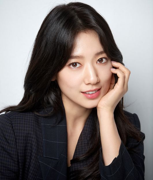 After Interview1), Actor Park Shin-hye, 31, said, They are all good people, so I can not dare to evaluate them.Park Shin-hye said in an interview held at a cafe in Sogye-dong, Seoul on the morning of the 22nd, (Kim Tae-ri orphanage, Im Yoon-ah Shin Se-kyung, and other 90-year-old actors) are hardworking in their respective positions.Were all respecking them, he said.Park Shin-hye, who was born in 90 years, is active in crossing the anime theater and screen as he is the same age as Orphanage, Kim Tae-ri, Shin Se-kyung and Im Yoon-ah.Park Shin-hye said, Maybe they and I will be similar in their debut.We have been working since we were teenagers, so I have been living with only one job for 10 years, he said. If we keep telling viewers our names and remembering them, I dont think weve all spent that decade in a row.Shin Se-kyung, born in 1990, made his debut in 1998, in 2003, called Park Shin-hye and Orphanage, Im Yoon-ah in 2007, and Kim Tae-ri in 2016.Meanwhile, Park Shin-hye has completed preparations to meet audiences with the new film, #Living (director Cho Il-hyung, Lotte Entertainment, production studio house and Perspective Pictures), which will be released on the 24th.The film is a thriller depicting the process of people stranded in apartments alone struggling to survive, with people suffering from unexplained symptoms attacking residents.Park Shin-hye played the role of Kim Yu-bin, who survived alone, and played acting with Actor Yoo Ah-in as Oh Jun-woo; (continues in Interview3).salt entertainment offer