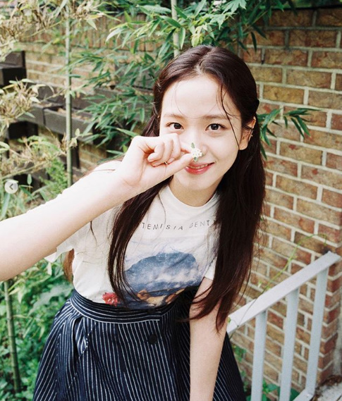 Group BLACKPINKs JiSoo boasted a watery look ahead to her comeback.JiSoo posted several photos on his SNS on the 22nd.In the photo, JiSoo showed a pure charm in a white top and black skirt, with JiSoos beautiful look, which is holding flowers and making a cute smile.BLACKPINK, which JiSoo belongs to, will return to the pre-release title How You Like That at 6 pm on June 26th.Since then, I have announced the second new song of special form in July ~ August and the first regular album in September.