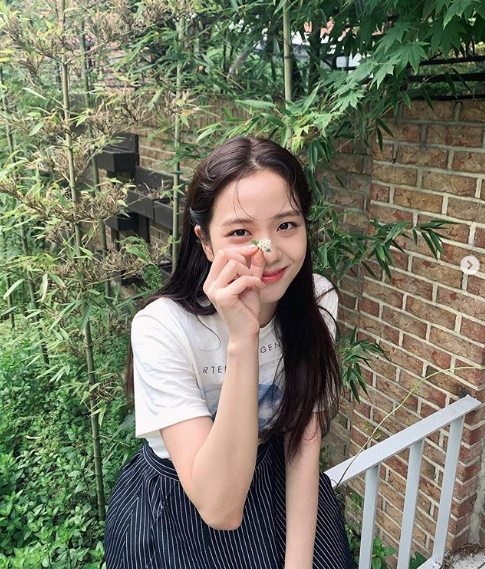 Group BLACKPINKs JiSoo boasted a watery look ahead to her comeback.JiSoo posted several photos on his SNS on the 22nd.In the photo, JiSoo showed a pure charm in a white top and black skirt, with JiSoos beautiful look, which is holding flowers and making a cute smile.BLACKPINK, which JiSoo belongs to, will return to the pre-release title How You Like That at 6 pm on June 26th.Since then, I have announced the second new song of special form in July ~ August and the first regular album in September.