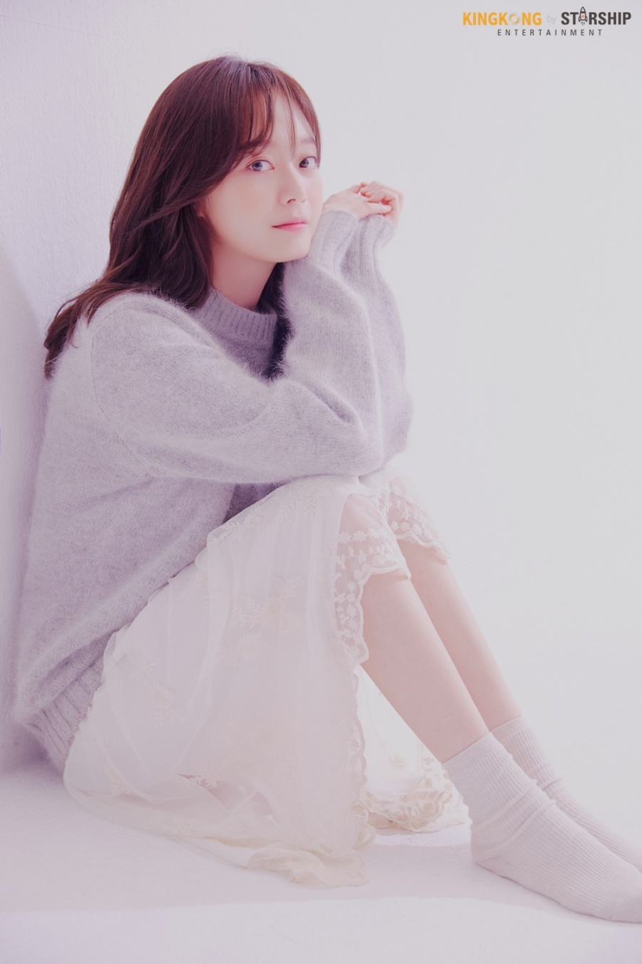 Actor Jeon So-min has released a new profile.On the 22nd, King Kong by Starship released a new profile featuring the colorful charm of Actor Jeon So-min.In the open photo, Jeon So-min is staring at the camera wearing a clean white shirt and jeans.He has a clear skin, big eyes, a slightly wet hairstyle, and a refreshing yet pure charm.In the following photos, Jeon So-min captures the attention of a luxurious atmosphere with black and white photographs wearing black neat.He also showed off a lovely visual, matching pastel-toned warm neat and lace skirts.Jeon So-min has been active in crossing the screen with Brown.He not only digested his unique bright and positive characters, but also received a lot of love from the public with his friendly Image through entertainment programs.Meanwhile, Jeon So-min is appearing on SBS Running Man and is reviewing his next film.=
