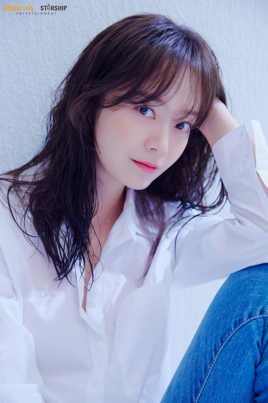 Actor Jeon So-min has released a new profile.On the 22nd, King Kong by Starship released a new profile featuring the colorful charm of Actor Jeon So-min.In the open photo, Jeon So-min is staring at the camera wearing a clean white shirt and jeans.He has a clear skin, big eyes, a slightly wet hairstyle, and a refreshing yet pure charm.In the following photos, Jeon So-min captures the attention of a luxurious atmosphere with black and white photographs wearing black neat.He also showed off a lovely visual, matching pastel-toned warm neat and lace skirts.Jeon So-min has been active in crossing the screen with Brown.He not only digested his unique bright and positive characters, but also received a lot of love from the public with his friendly Image through entertainment programs.Meanwhile, Jeon So-min is appearing on SBS Running Man and is reviewing his next film.=