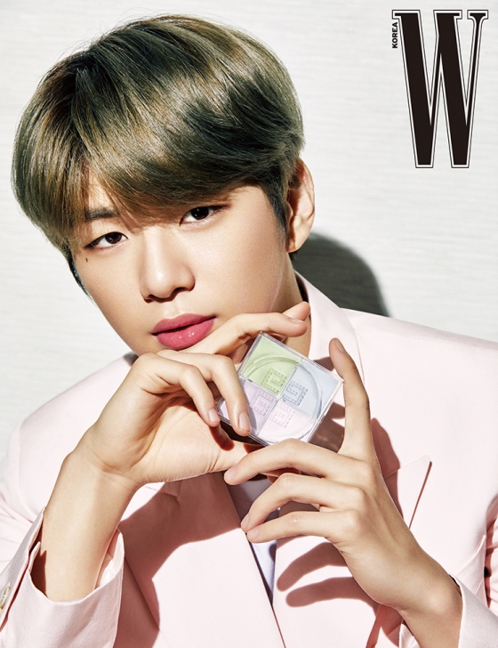 Singer Kang Daniel showed off his unique beauty through beauty pictures.Kang Daniel naturally digested the contrasting concept of color makeup with various charms in the July issue of magazine W Korea, which was released on the 22nd.In this picture, Kang Daniel showed the chic and sexy charm of Black Daniel and the lovely and Romantic appearance of Pastel Daniel.Kang Daniel boasted clean, smooth skin, thick, charming lips so that he didnt already need any liturgy in the field cut.