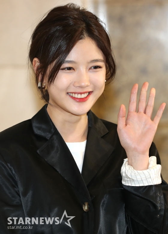 Actor Kim Yoo-jung has completely absorbed comic romance.Kim Yoo-jung caught the attention of viewers with crazy Hot Summer Days, which was swept from the first broadcast as if watching a one-man show in SBSs new gilt drama Backstreet Rookie (playplayplay by Son Geun-joo and director Lee Myung-woo), which was first broadcast on the 19th.Backstreet Rookie draws a sweet bloody story of the morning stars (Kim Yoo-jung) and Daehyun (Ji Chang-wook).The story of a star who entered the Convenience store of Daehyun as a temporary alba three years later at the same time that the first meeting was drawn.Kim Yoo-jung played the title role The Star of the Sun and delightfully portrayed her struggle to become a formal part time job in the temporary part time job as well as catching Daehyuns back with a proud but shameless attitude with a smart full 4-dimensional Convenience store part time job.In particular, Kim Yoo-jung not only showed off his unharmed visuals while freely traveling between high school and adult days, but also attracted viewers with his perfect appearance in a perfect way, as if he had ripped out a webtoon, as well as a perfect synchro rate as well as unique spicy ambassadors.Backstreet Rookie, which opened with Kim Yoo-jungs intense and comical action, is expected to be responsible for the summer weekend evening by announcing the signal of Comic Restaurant with its colorful acting power that makes it impossible to keep an eye on from excitement to comic, action and spicy smoke.On the other hand, Backstreet Rookie broadcasts are every Friday and Saturday at 10 pm.