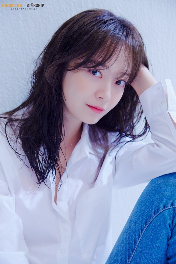 Actor Jeon So-min will release a new profile photo to focus attention.On the 23rd, King Kong by Starship released several new profiles of the Actor Jeon So-mins colorful charm.In the open photo, Jeon So-min is staring at the camera wearing a clean white shirt and jeans.He has a clear skin, big eyes, a slightly wet hairstyle, and a refreshing yet pure charm.In the following photos, Jeon So-min captures the attention of a luxurious atmosphere with black and white photographs wearing black neat.He also boasts a charm like a pale color by showing a lovely and doll-like visual with a pastel-toned warm neat and lace skirt.Jeon So-min has been active in crossing the screen with Brown.He not only digested his unique bright and positive characters, but also received a lot of love from the public with his friendly Image through entertainment programs.It is noteworthy what kind of activities Jeon So-min, who signed a contract with King Kong by Starship, will do in the future.Meanwhile, Jeon So-min is appearing on SBS Running Man and is reviewing his next film.