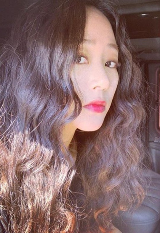 Actor Kim Hyo-jins unique style catches the eye.On the 22nd, Kim Hyo-jin posted a picture on his instagram with an article entitled Today is a strong day.In the photo, Kim Hyo-jins side, which has long curly hair and boasts a charm with red lips and alluring expression, is included.Kim Hyo-jin is about to appear in the JTBC drama Private Life scheduled to air in the second half of the year.Photo Kim Hyo-jin SNS