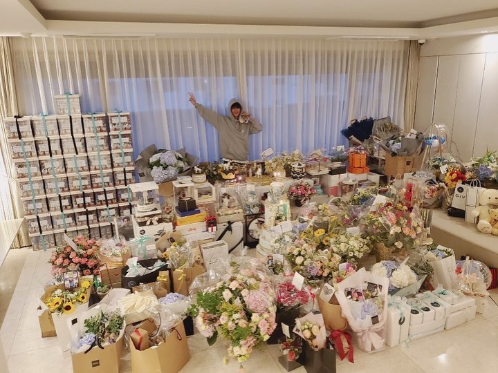 Actor Lee Min-ho, who celebrated his birthday today (22nd), said thank you.On the 22nd, Lee Min-ho told his Instagram, Thank you to all those who made Haru special today.Thank you everyone, U all made today as a special day. Lee Min-ho in the picture is making a pleasant look between gifts and flowers filled with a large living room.The love of Lee Min-hos fans, which should be seen closely enough to notice the facial expression, could not be counted.Lee Min-ho expressed his affection to the fans who gave him his birthday by giving him a greeting in return for love.Meanwhile, Lee Min-ho appeared on the recently-end SBS Ducking: The Monarch of Eternity.
