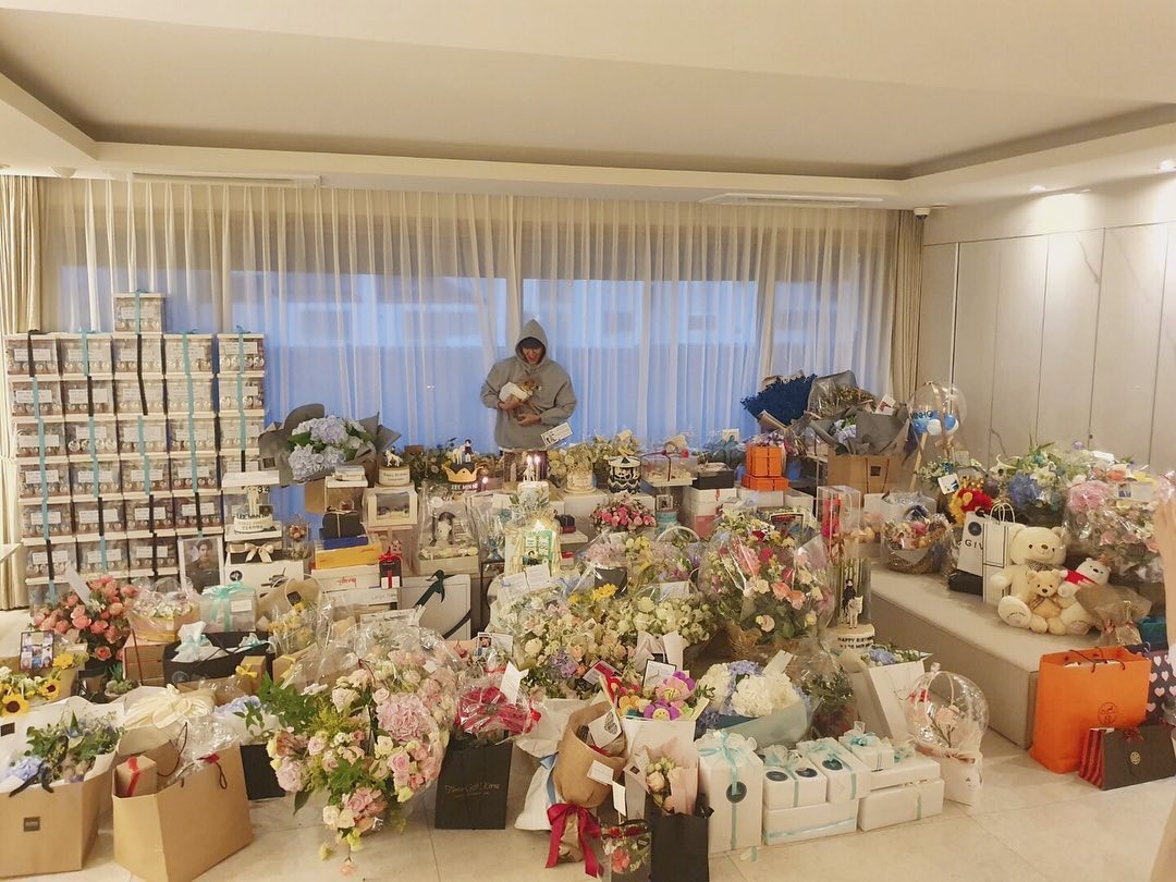 Actor Lee Min-ho, who celebrated his birthday today (22nd), said thank you.On the 22nd, Lee Min-ho told his Instagram, Thank you to all those who made Haru special today.Thank you everyone, U all made today as a special day. Lee Min-ho in the picture is making a pleasant look between gifts and flowers filled with a large living room.The love of Lee Min-hos fans, which should be seen closely enough to notice the facial expression, could not be counted.Lee Min-ho expressed his affection to the fans who gave him his birthday by giving him a greeting in return for love.Meanwhile, Lee Min-ho appeared on the recently-end SBS Ducking: The Monarch of Eternity.