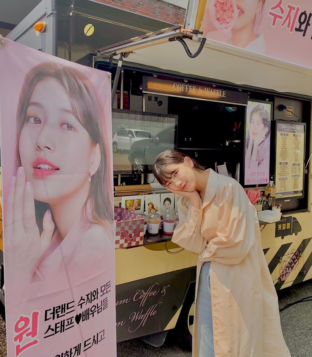 Singer and Actor Bae Suzy showed off her lovely Beautiful looksBae Suzy posted a photo on his Instagram on the 22nd with an article entitled Oh my God! Thank you! Ill shoot hard! (happiness) (thank you).In the open photo, Bae Suzy poses in front of a coffee car presented by fans and leaves a certification shot.Bae Suzy caught the attention of those who completed their legendary look with her neatly tied hair and thin coat.Bae Suzy stars in the film Wonder ParkPhoto: Bae Suzy Instagram