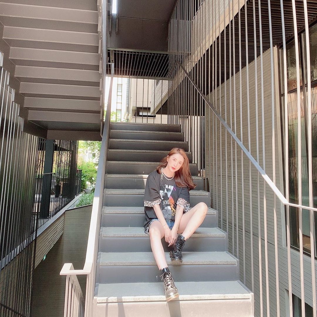 Singer Seo In-young shares a lovely routineSeo In-young posted two photos on his Instagram on the 22nd with an article entitled Lets go to the choreography room.In the open photo, Seo In-young is sitting on the stairs and showing off the model force.Seo In-young completed a chic yet cute fashion with oversized short-sleeved T-shirts, short pants and walkers.Seo In-youngs lovely visuals and wonderful body captivated netizens.Seo In-young is appearing on the SBS Plus entertainment show To Me ON Trott. / Photo=Seo In-young Instagram