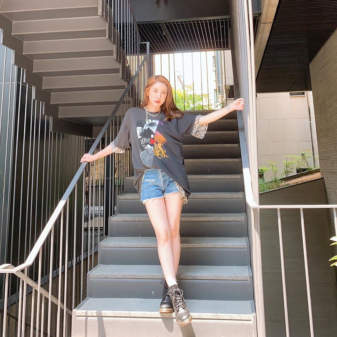 Singer Seo In-young shares a lovely routineSeo In-young posted two photos on his Instagram on the 22nd with an article entitled Lets go to the choreography room.In the open photo, Seo In-young is sitting on the stairs and showing off the model force.Seo In-young completed a chic yet cute fashion with oversized short-sleeved T-shirts, short pants and walkers.Seo In-youngs lovely visuals and wonderful body captivated netizens.Seo In-young is appearing on the SBS Plus entertainment show To Me ON Trott. / Photo=Seo In-young Instagram