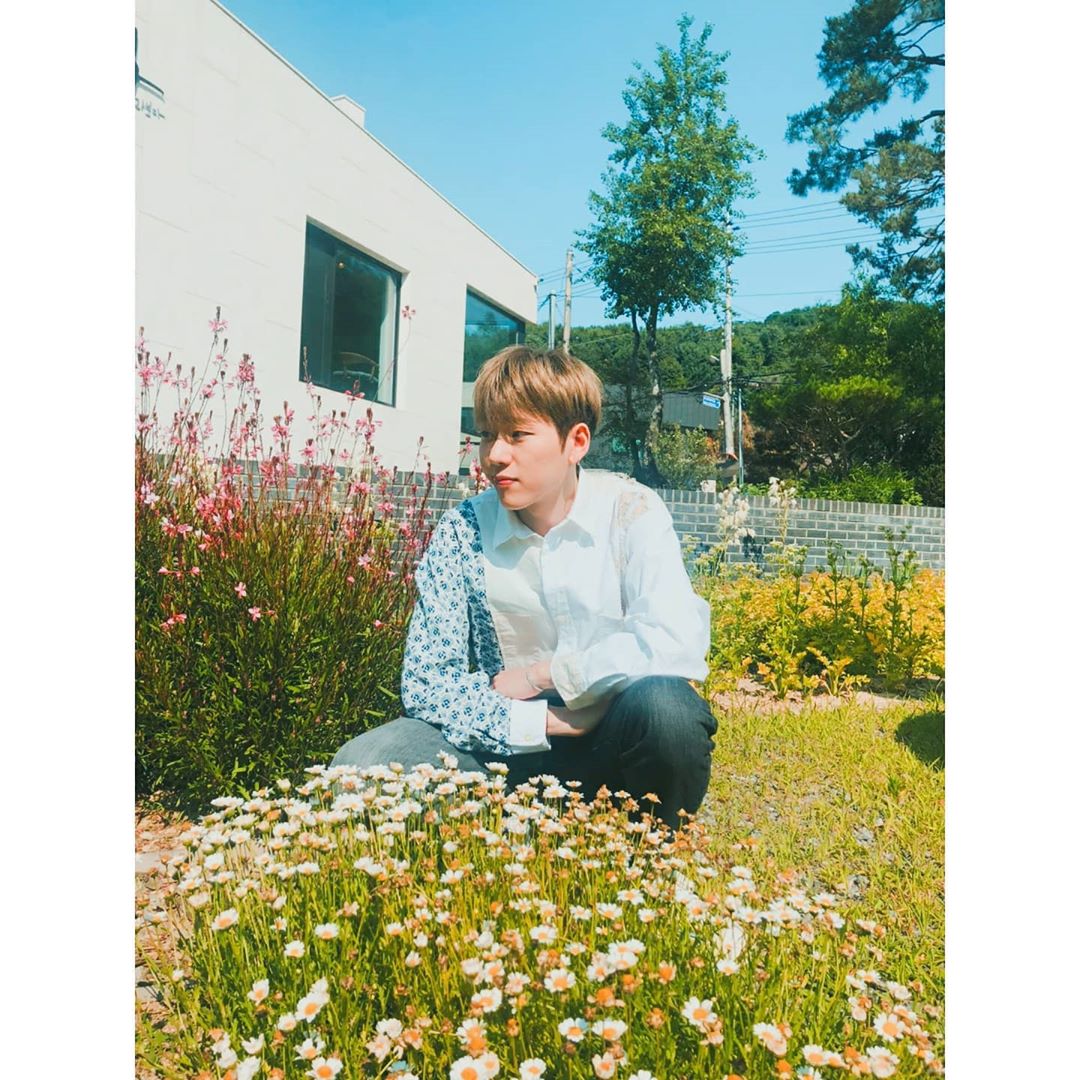 Zico showed off his cool looks.On the 22nd, Zico posted a picture on his Instagram.In the open photo, Zico is staring somewhere in a light blue shirt under a sunny flower garden.Even in a bright atmosphere, the image of Zico attracts Eye-catching, adding that with the photo, The fries spread in the garden on a hot day.Meanwhile, Zico will be on the Mnet Iland with Bang Si-Hyuk and Rain as Producers.Photo = Zico Instagram