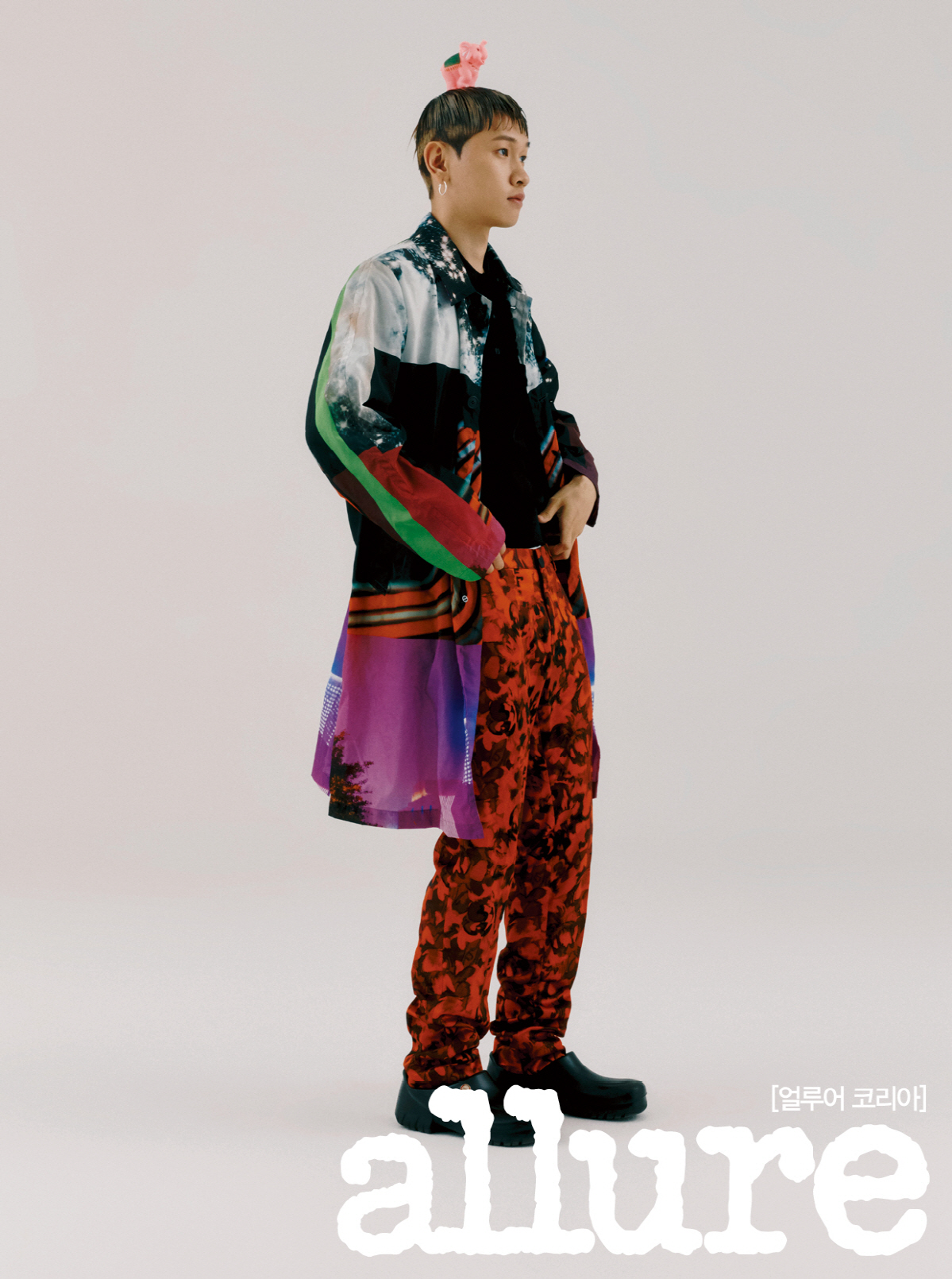 Crush, who recently introduced a new way of bus king through JTBC Music Healing Program Begin Again Korea, joined the photo shoot of fashion lifestyle magazine Allure Korea.In May, after the release of the first single Homemade series, Jana Kana was released, Crush took a pose without any awkwardness in the photo shoot, which was a concept of recorder props and unique delightful appearance.In an interview after the filming, he said, It was a comfortable shooting without burden, and said that it was interesting to shoot a new look.He laughed at many people in a depressed era, such as the music video of Class B emotion and the Jananana challenge using TicToc. Everyone is having a hard time.I just thought I wanted to laugh together, he said, hoping that more people could laugh through his music.The July issue of Allure Korea, which includes pictures and in-views with Crush, which will continue to look more different through the Homemade series, which shows songs that have been worked at home without going out, can be found at the national and online bookstores and Allure Korea website.