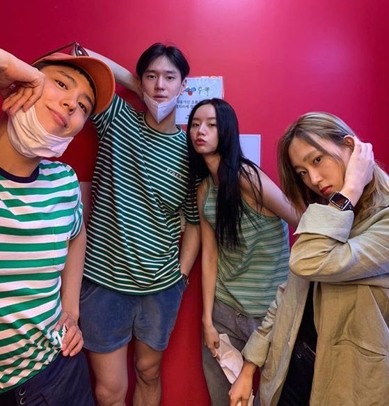 The drama Reply 1988 was united.Go Kyung-pyo posted several photos on his SNS on the 22nd with an article entitled Good to see you, its been a long time.Go Kyung-pyo in the public photos is with Park Bo-gum, Hyeri, Ryoo Hye-yeong, Yi Dong-hwi.He poses pleasantly in retro and emits a good chemistry. A picture of the sticker gathered together was also released.Go Kyung-pyo and Park Bo-gum, Hyeri, Ryoo Hye-yeong and Yi Dong-hwi have made friendship through the TVN drama Respond, 1988, which aired in January 2016.The netizens responded hotly to the warm appearance of those who continued their friendship as it was in the best atmosphere of the play.Ryu Joon-yeol, who appeared in the drama together, attracted attention with a comment saying Wow lizard brother in the SNS post posted by Yi Dong-hwi on the same day.Meanwhile, Reply 1988 is a comic family drama about five families in Ssangmun-dong and one alley in the year of the year. It received a lot of love with a highest audience rating of 18.8% (based on Nielsen Korea).