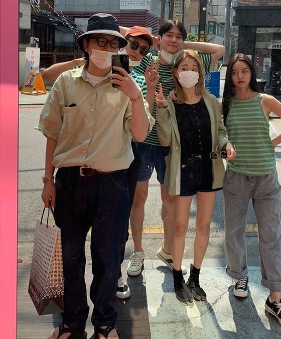 The drama Reply 1988 was united.Go Kyung-pyo posted several photos on his SNS on the 22nd with an article entitled Good to see you, its been a long time.Go Kyung-pyo in the public photos is with Park Bo-gum, Hyeri, Ryoo Hye-yeong, Yi Dong-hwi.He poses pleasantly in retro and emits a good chemistry. A picture of the sticker gathered together was also released.Go Kyung-pyo and Park Bo-gum, Hyeri, Ryoo Hye-yeong and Yi Dong-hwi have made friendship through the TVN drama Respond, 1988, which aired in January 2016.The netizens responded hotly to the warm appearance of those who continued their friendship as it was in the best atmosphere of the play.Ryu Joon-yeol, who appeared in the drama together, attracted attention with a comment saying Wow lizard brother in the SNS post posted by Yi Dong-hwi on the same day.Meanwhile, Reply 1988 is a comic family drama about five families in Ssangmun-dong and one alley in the year of the year. It received a lot of love with a highest audience rating of 18.8% (based on Nielsen Korea).